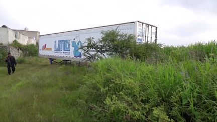 Un camion réfrigéré contenant 273 cadavres stockés là, faute de places à la morgue, filmé le 15 septembre 2018 à&nbsp;Tlajomulco de Zuniga, dans l'Etat de Jalisco au Mexique. (REUTERS TV)