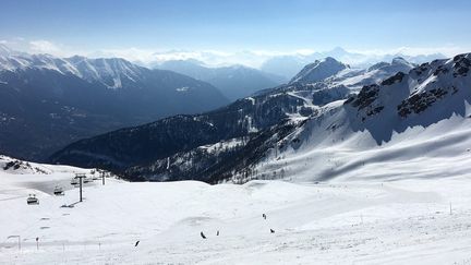 La station de Serre Chevalier, dans les Hautes-Alpes, le 27 novembre 2020. Photo d'illustration. (CEDRIC MERAVILLES / MAXPPP)