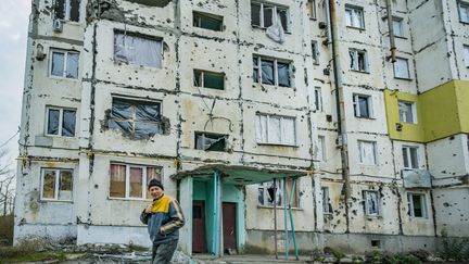 Un bâtiment endommagé dans le village de&nbsp;Vysokopillya, dans la région de Kherson (Ukraine), le 11 novembre 2022.&nbsp; (CELESTINO ARCE / NURPHOTO / AFP)