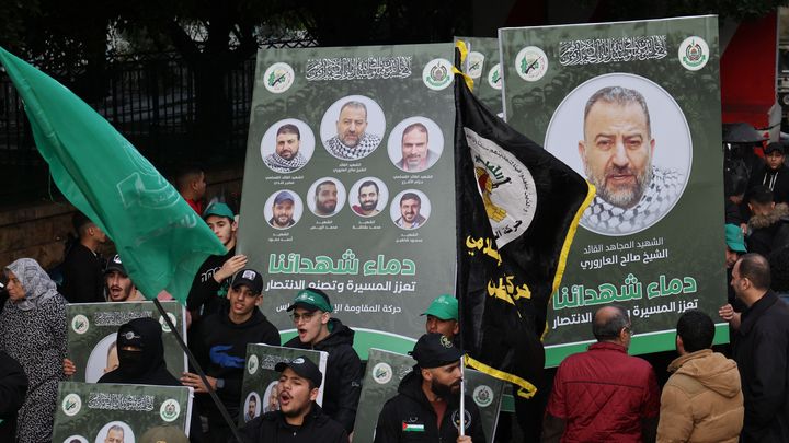 Des manifestants portent le portrait du numéro 2 du Hamas, Saleh al-Arouri, le 4 janvier 2024, lors de ses funérailles à Beyrouth, au Liban, deux jours après sa mort dans une frappe israélienne. (ANWAR AMRO / AFP)