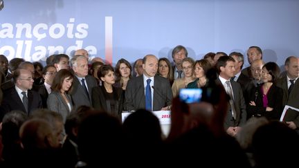 Pierre Moscovici, directeur de campagne de Fran&ccedil;ois Hollande, entour&eacute; des chefs de p&ocirc;les th&eacute;matiques lors de la pr&eacute;sentation de l'&eacute;quipe du candidat socialiste &agrave; la pr&eacute;sidentielle, le 16 novembre 2011 &agrave; Paris. (FRED DUFOUR / AFP&nbsp;)