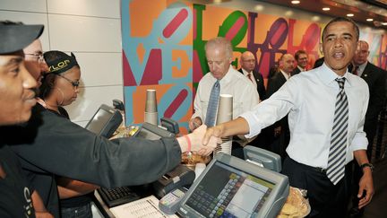 Barack Obama et le vice-pr&eacute;sident Joe Biden dans une boutique de sandwiches sur Pennsylvania Avenue &agrave; quelques centaines de m&egrave;tres de la Maison blanche &agrave; Washington - le 4 octobre 2013 (MANDEL NGAN / AFP)