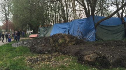 Du lisier devant le camp de Roms &agrave; Haubourdin. (LUCIE CHAUMETTE / FRANCE 3)