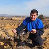 Le viticulteur René Calmon constate les dégâts du manque d'eau et de la sécheresse sur ses vignes, le 8 février 2024 à Baixas (Pyrénées-Orientales). (PAOLO PHILIPPE / FRANCEINFO)