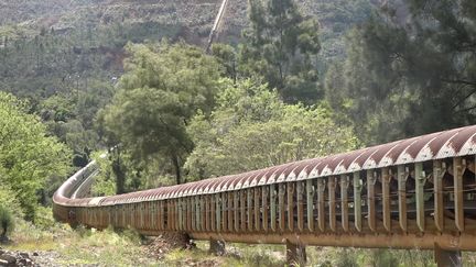 La "serpentine", tapis roulant de 12&nbsp;km&nbsp;qui transport le minerai de nickel depuis la mine à ciel ouvert de Kouaoua jusqu'à la côte, en Nouvelle-Calédonie. (FARIDA NOUAR / RADIO FRANCE)