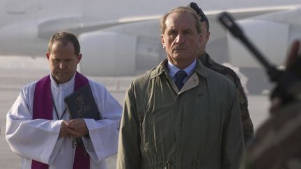 Le ministre de la D&eacute;fense G&eacute;rard Longuet, samedi 31 d&eacute;cembre &agrave; l'a&eacute;roport de Kaboul, lors de la c&eacute;r&eacute;monie d'hommage aux deux soldats fran&ccedil;ais morts l'avant-veille en Afghanistan. (JOEL SAGET / AFP)