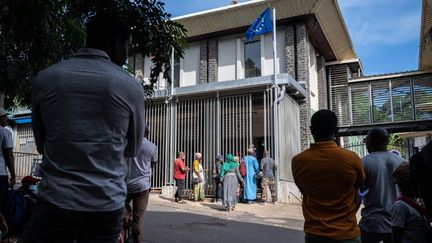 Des candidats au permis de séjour attendent devant la préfecture de Mayotte, le 20 mars 2023. (BASTIEN DOUDAINE / HANS LUCAS VIA AFP)