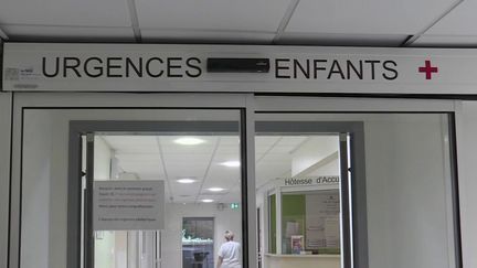 Des&nbsp;associations de patients et des collectifs de soignants ont attaqué l'État pour "carence fautive".&nbsp;Leur objectif est d'envoyer un message fort au gouvernement pour qu'il réagisse face à la crise qui perdure dans les hôpitaux. (FRANCEINFO)