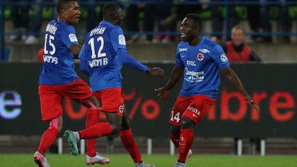 Jeff Louis (à droite) a offert la victoire à Caen, qui s'installe sur le podium de la Ligue 1 (CHARLY TRIBALLEAU / AFP)