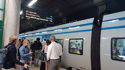 Des voyageurs en gare de Stockholm en 2018.&nbsp; (PATRICK LEFEVRE / MAXPPP)