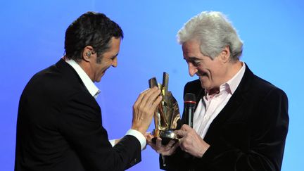 Jean-Loup Dabadie reçoit une Victoire de la musique d'honneur des mains de Julien Clerc en 2009. (BORIS HORVAT / AFP)