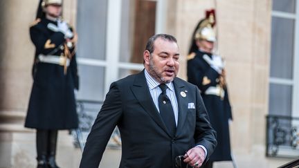 Le roi du Maroc, Mohamed VI, lors d'une visite au palais de l'Elysée, à Paris, le 17 février 2016. (YANN KORBI / CITIZENSIDE / AFP)