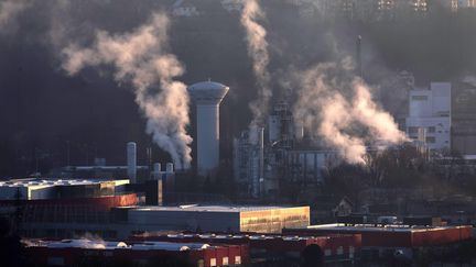 Des fumées qui s'échappent de la zone industrielle de Chambéry (Savoie). (VINCENT ISORE / MAXPPP)