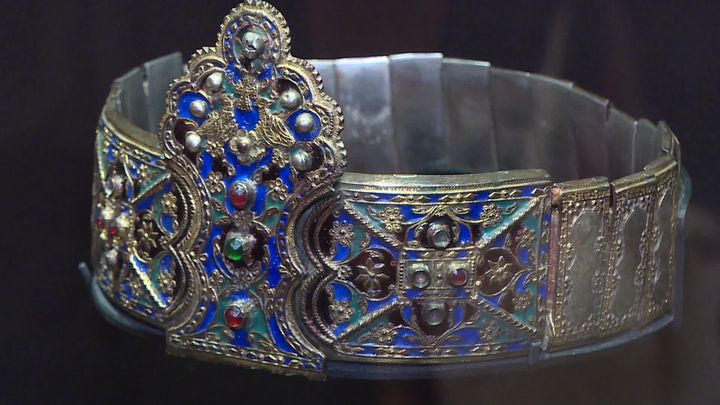 Parmi la collection exposée, des objets du quotidien appartenant à la population méditerranéenne, comme cette ceinture chargée d'histoire. (France 3)