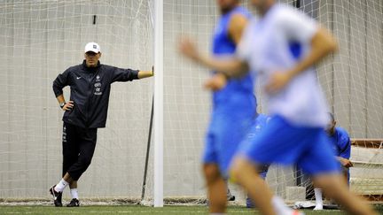 Laurent Blanc le 7 juin &agrave; l'entra&icirc;nement &agrave; 7 juin 2012. (FRANCK FIFE / AFP)