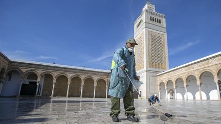 Un agent désinfecte la mosquée&nbsp;Zitouna de Tunis (Tunisie), le 13 mars 2020.&nbsp; (YASSINE GAIDI / ANADOLU AGENCY / AFP)