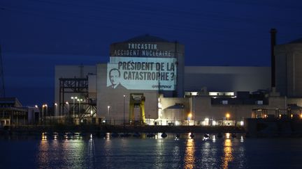 La centrale nucl&eacute;aire du Tricastin, dans la Dr&ocirc;me, o&ugrave; des militants de Greenpeace ont &eacute;t&eacute; arr&ecirc;t&eacute;s apr&egrave;s avoir d&eacute;ploy&eacute; des banderoles afin de d&eacute;noncer la "fragilit&eacute;" des installations nucl&eacute;aires,&nbsp;lundi 15 juillet 2013. (GREENPEACE / FRANCETV INFO)