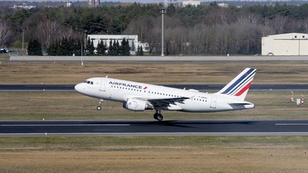 Un avion Air France décolle de l'aéroport de Berlin (Allemagne), le 16 mars 2020.&nbsp; (CHRISTOPH SOEDER / AFP)