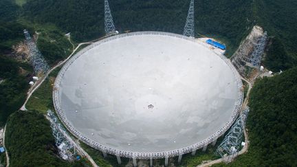 Une vue aérienne du plus grand téléscope au monde, Fast, le 3 juillet 2016. Il a été construit à&nbsp;Qiannan, dans la province de Guizhou en Chine. (DENG GANG / IMAGINECHINA / AFP)