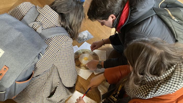 Les joueurs évoluent à leur rythme dans les espaces emblématiques de l’opéra Garnier et ont le privilège d’accéder à des étages habituellement fermés aux visiteurs. (INGRID POHU / RADIO FRANCE)