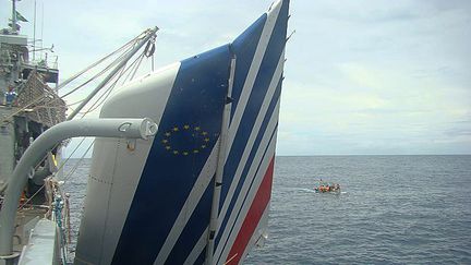 Une partie de l'avion de l'AF447 repêchée dans l'Atlantique, le 9 juin 2009.&nbsp; (HO / BRAZILIAN NAVY / AFP)