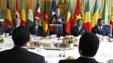 Nicolas Sarkozy déjeune à l'Elysée avec 13 chefs d'Etat africains (13 juillet 2010) (AFP / Rémy de la Mauvinière)