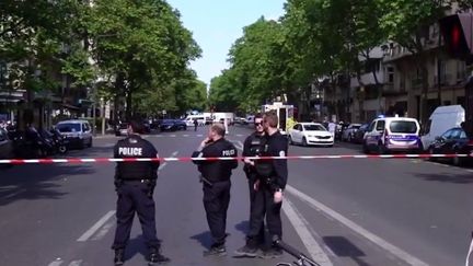 Un homme de 31 ans a été tué dans une fusillade en plein cœur de Paris, dans le VIIIe arrondissement, mercredi 24 mai dans l'après-midi. Les agresseurs sont parvenus à prendre la fuite à scooter. (FRANCEINFO)