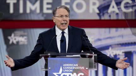 Wayne LaPierre, président de la NRA, s'est exprimé à la tribune d'un rassemblement de conservateurs américains, jeudi 22 février 2018 à Oxen Hill (Etats-Unis). (JIM WATSON / AFP)