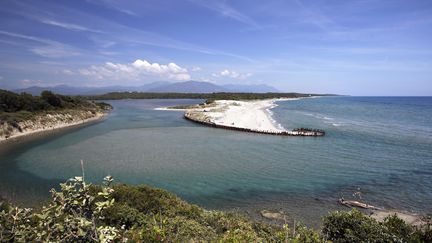 L’embouchure de l’étang de Diane, au nord d’Aleria, en Corse, le 12 juin 2021. En raison d'une pollution maritime aux hydrocarbures lourds au large de l'île, les plages ont été fermées et la pêche interdite. (PASCAL POCHARD-CASABIANCA / AFP)