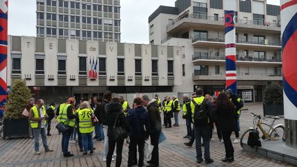 Les "gilets jaunes" de l'Indre se sont retrouvés, jeudi 26 avril, sur la place de la mairie à Châteauroux pour écouter le discours d'Emmanuel Macron. (RADIO FRANCE / SARAH TUCHSCHERER)