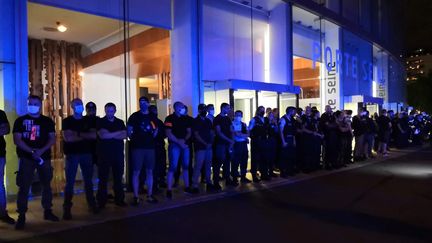 Plusieurs dizaines&nbsp;de policiers ont manifesté jeudi 25 juin devant la Maison de la radio à Paris. (THOMAS COIGNAC / RADIO FRANCE)