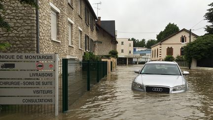 Une voiture submergée par les inondations à Montargis, le 31 mai 2016.&nbsp; (MATHIEU RABECHAULT / AFP)