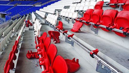 Les sièges arrachés et vandalisés du Parc OL dans le coin réservé aux supporters du PSG après la finale de la Coupe de la Ligue entre Paris et Monaco (RICHARD MOUILLAUD / MAXPPP)