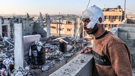 Un homme blessé à la tête regarde les décombres d'un bâtiment détruit à la suite du bombardement israélien sur Rafah, dans le sud de la bande de Gaza, le 7 février 2024. (SAID KHATIB / AFP)