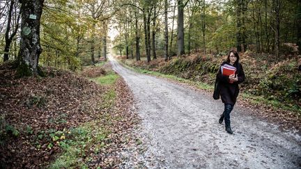 Marie Dosé, l'avocate de la fille de Robert Boulin, à l'occasion d'une reconstitution de la découverte du corps du ministre dans la forêt de Rambouillet (Yvelines), le 28 octobre 2019. (MARTIN BUREAU / AFP)