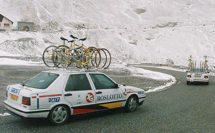 Une voiture de l'équipe Roslotto emmène les coureurs par-delà le col de l'Iseran, l'étape du Tour du France ayant été raccourcie à cause de la météo capricieuse, le 8 juillet 1996. (PASCAL PAVANI / AFP)