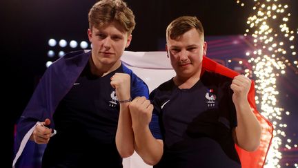 Corentin "Maestro" Thullier and Lucas "Daxe" Cuillerier fêtent leur victoire à la Fifa eNations Cup, le 14 avril 2019, à Londres (Royaume-Uni). (TOM JACOBS / REUTERS)