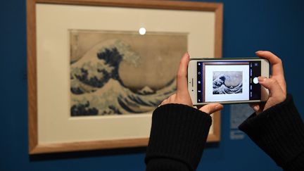 La célèbre vague du peintre japonais Katsushika&nbsp;Hokuzai photographiée par un visiteur au&nbsp;British Museum à Londres, le 28 septembre 2021. (FACUNDO ARRIZABALAGA / EPA / MAXPPP)