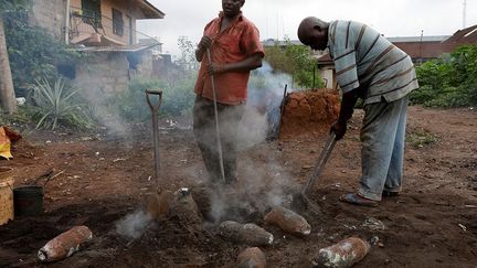 toute personne qui se rend à Benin City, la capitale de l'Etat d'Edo au sud du Nigeria, visite le quartier d'Igun-Eronmwon. Celui-ci abrite les industries de fonte de bronze et du laiton et la guilde (coopérative) des fondeurs. Au total, sept familles composent cette guilde.
 
 (Akintunde Akinleye / Reuters)