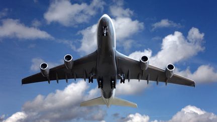 Un avion en vol le 15 décembre 2021. (VICTOR DE SCHWANBERG/SCIENCE PHO / VSC / AFP)