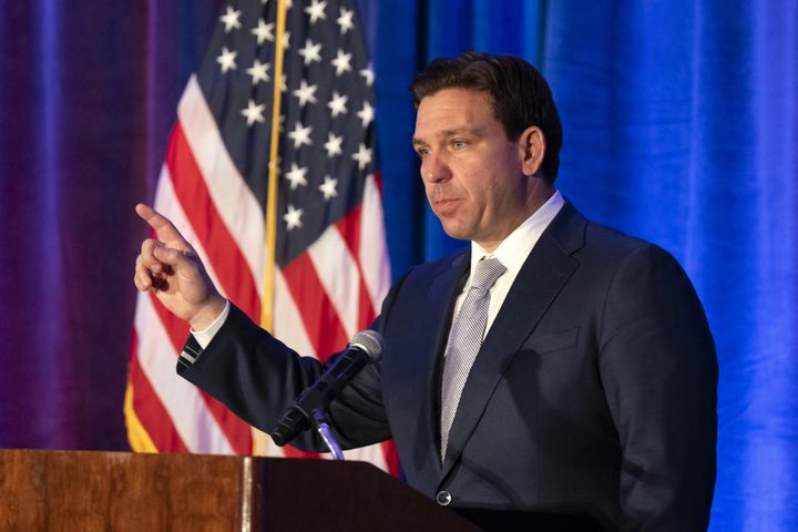 Ron DeSantis lors d'un dîner avec des partisans républicains à Charleston, en Caroline du Sud (Etats-Unis), le 1er décembre 2023. (ALLISON JOYCE / ANADOLU / AFP)