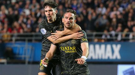 Les Parisiens Vitinha et Fabian Ruiz (de gauche à droite) lors de la victoire face à Troyes (3-1), lors de la 34e journée de Ligue 1, au stade de l'Aube, le 7 mai 2023. (FRANCOIS NASCIMBENI / AFP)