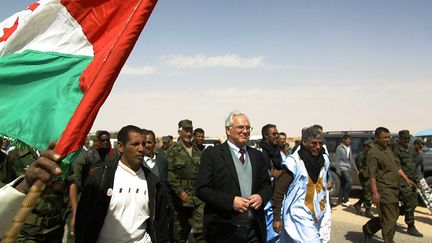 Photo d'archives de l'envoyé spécial des Nations Unies au Sahara occidental Christopher Ross (C) escorté par des responsables du Front Polisario et des militaires peu de temps après son arrivée à Tindouf, le 22 février 2009. (STR / AFP)