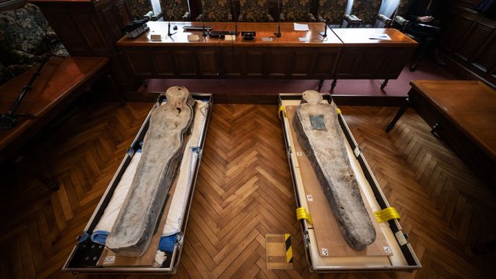 Deux sarcophages en plomb découverts lors de fouilles préventives à l'église Notre-Dame de Paris, lors de leur présentation à Toulouse (Haute-Garonne) le 9 décembre 2022, avant une analyse scientifique.  (LIONEL BONAVENTURE/AFP)