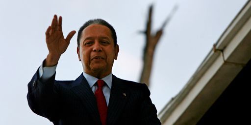 Jean-Claude Duvalier salue ses partisans, 21 Janvier 2011, à Port-au Prince. (HECTOR RETAMAL / AFP )