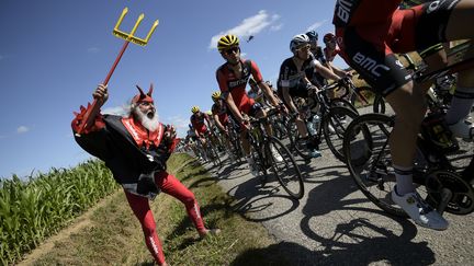 Il est de tous les tours de France depuis 1993. Le supporter allemand&nbsp;Diter "Didi"&nbsp;Senft, surnomm&eacute; "El Diablo, s'est une nouvelle fois fait remarquer sur le bord de la route, le 11 juillet 2015, lors de la 8e &eacute;tape du Tour, entre&nbsp;Rennes et M&ucirc;r-de-Bretagne. (LIONEL BONAVENTURE / AFP)