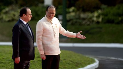 Le pr&eacute;sident philippin Benigno Aquino et Fran&ccedil;ois Hollande &agrave; Manille (Philippines), le 26 f&eacute;vrier 2015. (NOEL CELIS / AFP)