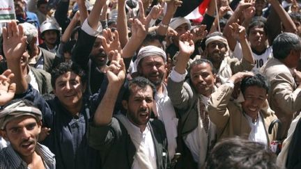 Des manifestants anti Saleh, à Sanaa, samedi 8 octobre. (MOHAMMED HUWAIS / AFP)