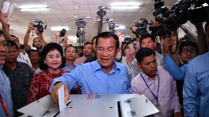 Le Premier ministre cambodgien Hun Sen lors de son vote aux élections législatives, le 29 juillet 2018 à Phnom Penh. (MANAN VATSYAYANA / AFP)