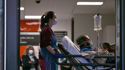 Une soignante prend en charge un patient à l'intérieur de l'hôpital Saint Thomas à Londres, au Royaume-Uni, le 1er avril 2020. (DANIEL LEAL-OLIVAS / AFP)